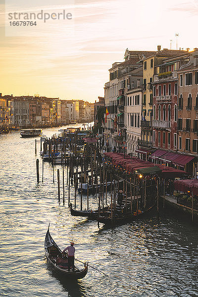 Sonnenuntergang von der Rialto-Brücke in Venedig  Italien  Europa.