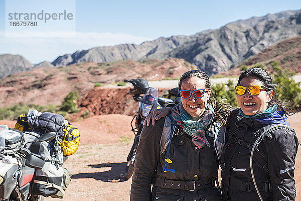 Porträt von zwei Frauen bei Tourenmotorrädern  Salta  Argentinien