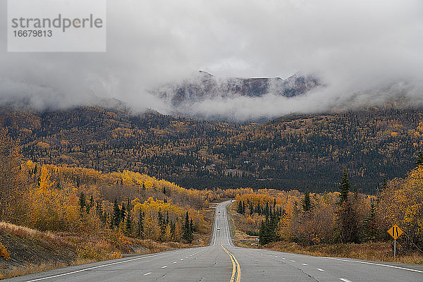 Straße und nebliger Herbst in Alaska