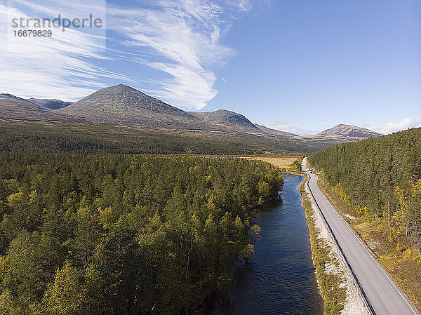 Luftaufnahme einer Straße durch den Wald in Norwegen