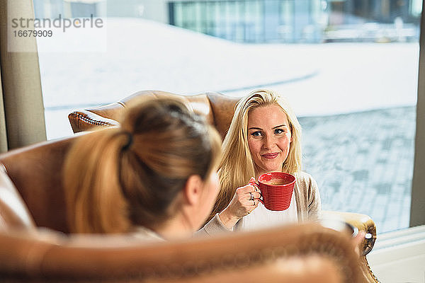 Erwachsene Frau trinkt Kaffee mit Freund
