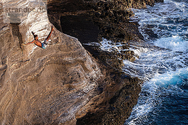 männlicher klippenspringer in aktion an den ozeanklippen von oahu  hawaii