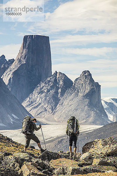 Zwei Bergsteiger nähern sich dem Mount Asgard  Akshayak Pass  Baffin Island.