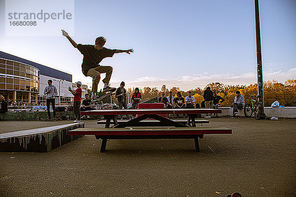 Ein Skateboarder in Aktion im Venice Beach Skate Park in Los Angeles  Kalifornien  USA