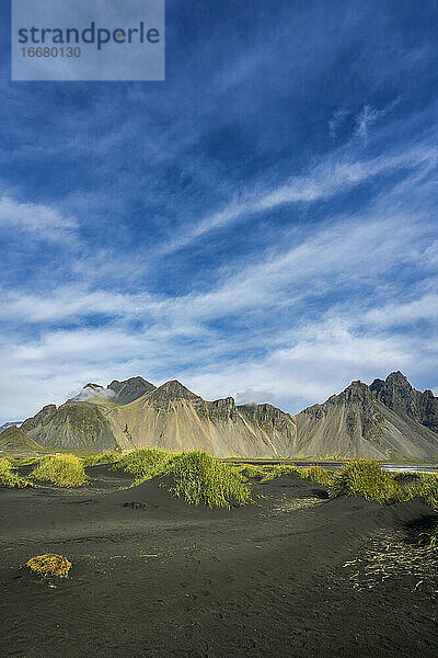 Aussicht auf das Vestrahorn-Gebirge gegen den Himmel in Stokksnes  Island