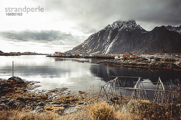 Kabeljau-Trockenräume des Dorfes Sund auf den Lofoten