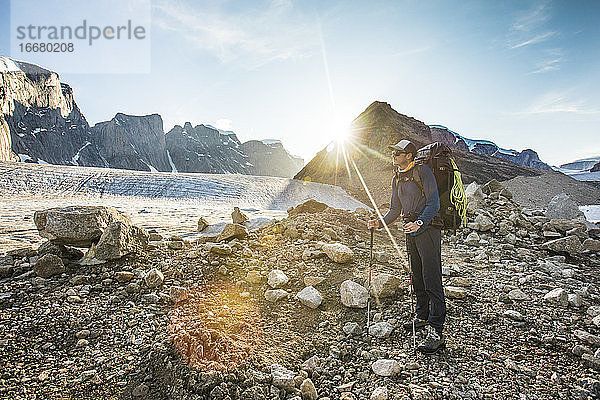 Rucksacktourist auf einer Gletschermoräne im Auyuittuq-Nationalpark