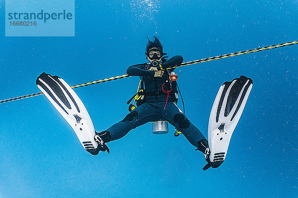 Taucher wartet am vorgeschriebenen Sicherheitsstopp in 5 m Tiefe