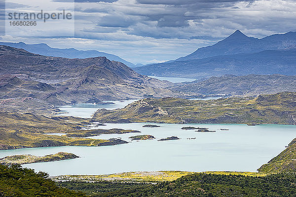 Idyllische Aussicht auf Seen und Berge im Torres del Paine National