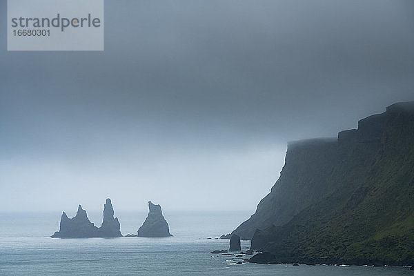 Idyllische Aufnahme der nebelverhangenen Reynisdrangar-Meeresstapel  Vik  Island