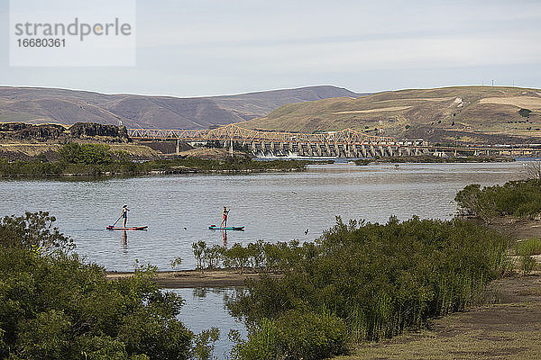 Zwei Freundinnen genießen ihre SUPs auf dem Columbia River in Oregon.