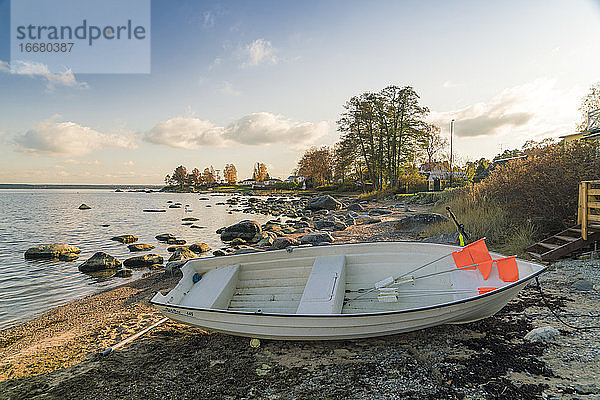 Boot am Strand des Fischerdorfs Kasmu mit den riesigen Felsen