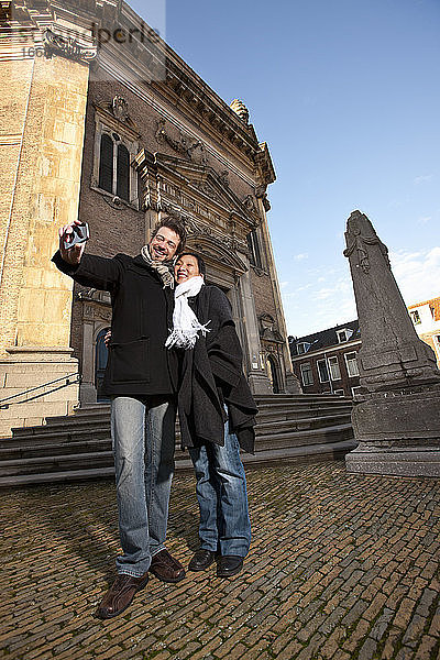 Reifes Paar macht Selfie im Stadtzentrum von Middelburgf