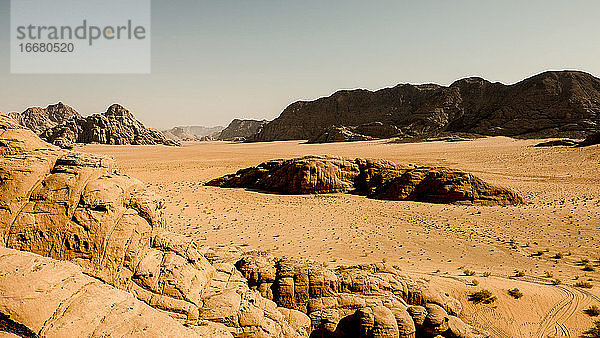 Weite Sicht auf die Sanddünen und Berge von Wadi Rum  Jordanien