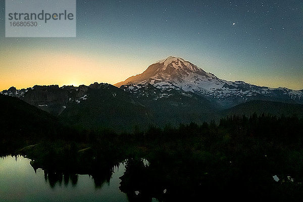 Schöner Mt. Rainier von der Spitze des Tolmie Peak  USA