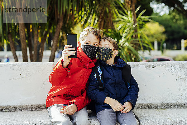 Kinder  die ein Foto mit ihrem Smartphone machen