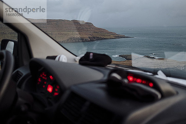 Stimmungsvolle Landschaft durch Autofenster  Färöer Inseln