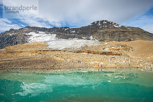 Gebirgsreflexionen in einem atemberaubenden Alpensee entlang des Iceline Trail