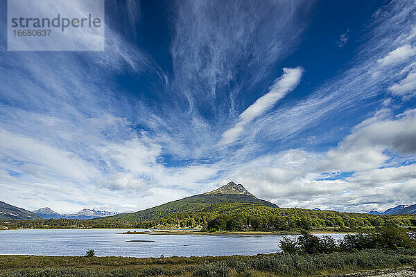 Idyllische Aufnahme des Flusses Lapataia vor blauem Himmel  Nationalpark Tierra del Fuego  Ushuaia  Patagonien  Argentinien