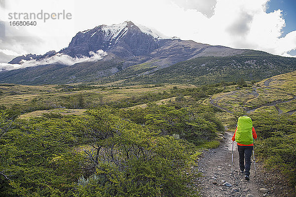 Wanderin auf dem Weg zum Torres del Paine National Park Patagonien