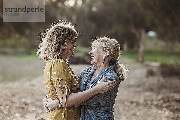 Lifestyle-Porträt einer erwachsenen Mutter und einer älteren Mutter  die sich gegenseitig anschauen