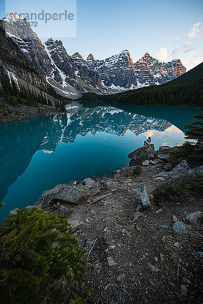 Sitzen und Genießen des Sonnenuntergangs am Moraine Lake in Lake Louise Banff