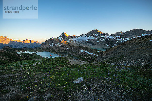 Wanderer bei Sonnenaufgang an den Limestone Lakes Höhe der Rockies