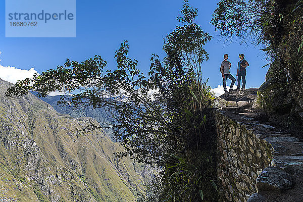 Ein Paar auf dem Inkapfad in der Nähe von Machu Picchu
