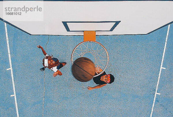 Lateinamerikanische und afrikanische Frauen spielen Basketball