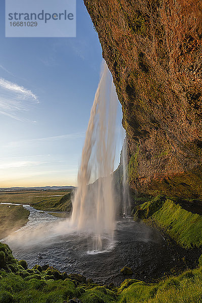 Idyllische Aufnahme des Seljalandsfoss-Wasserfalls  Südisland