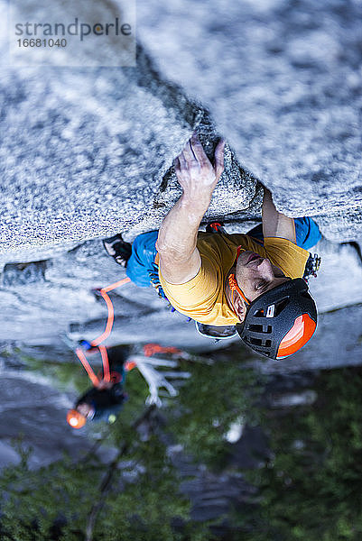 Mann klettert im Vorstieg am Granit Squamish Stawamus Chief