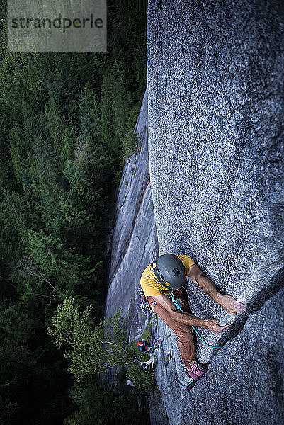 Mann lag mit dem Rücken zu einer breiten Spalte hoch über dem Boden auf Granit Squamish