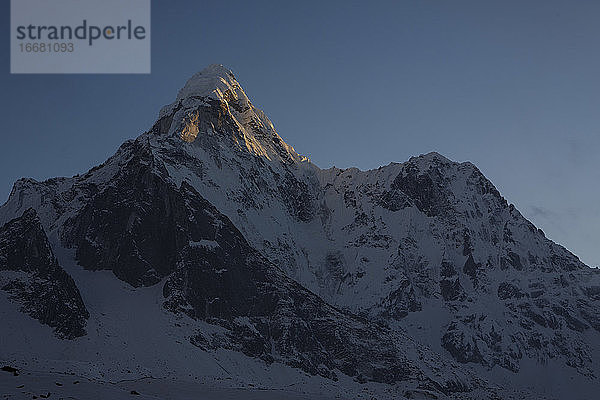 Alpenglühen auf dem Gipfel der Ama Dablam im nepalesischen Khumbu-Tal.
