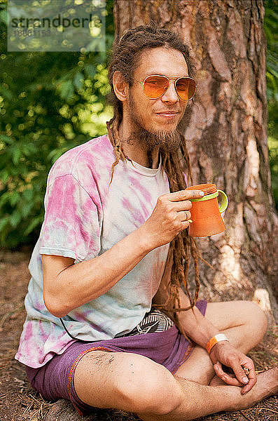 Mann auf dem ethnischen Hippie-Festival Fairy Tale. Kiew. Ukraine.