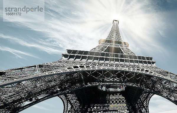 Dramatisches Bild des Eiffelturms  Symbol von Paris  Frankreich