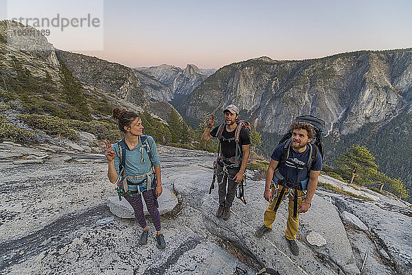 Drei Wanderer auf dem Gipfel des El Capitan im Yosemite Valley bei Sonnenuntergang