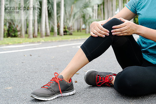 Fitness Frau Läuferin fühlen Schmerz auf Knie. Outdoor-Übung activit