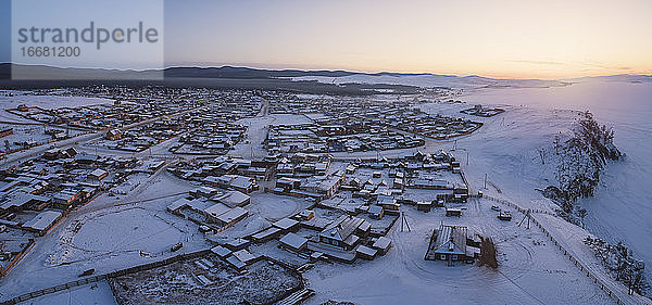 Gefrorene Baikalstädte aus der Luft bei Sonnenuntergang in Panoramalage