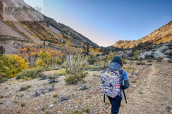 Junge mit Rucksack beim Wandern in den Sierras  Kalifornien