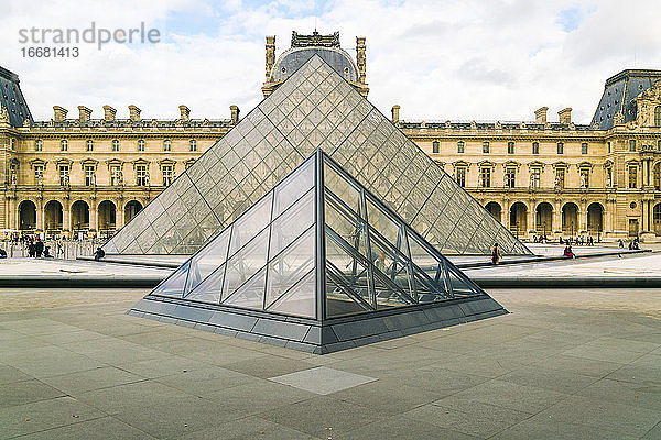 Louvre paris mit den Glaspyramiden im Herbst