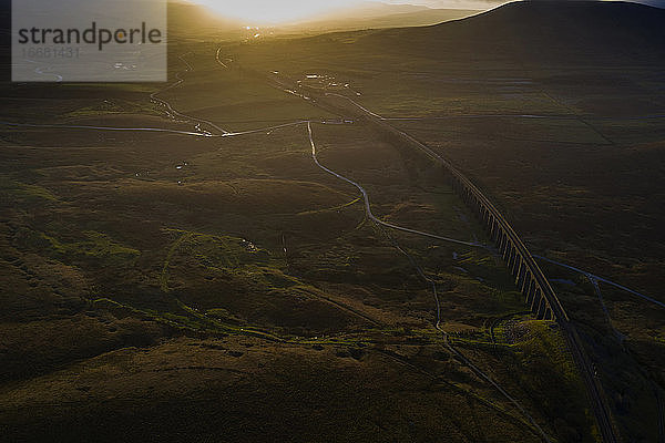 Sonnenuntergang über dem Wahrzeichen von Yorkshire  dem Ribblehead-Viadukt