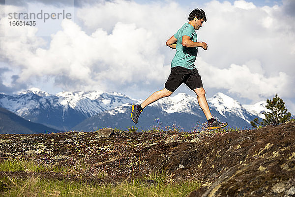 Der Mann läuft auf einem malerischen alpinen Bergpfad in British Columbia.