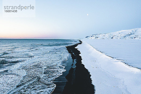 Overhead-Luftaufnahme der schönen schwarzen Strand in Island im Winter mit Schnee