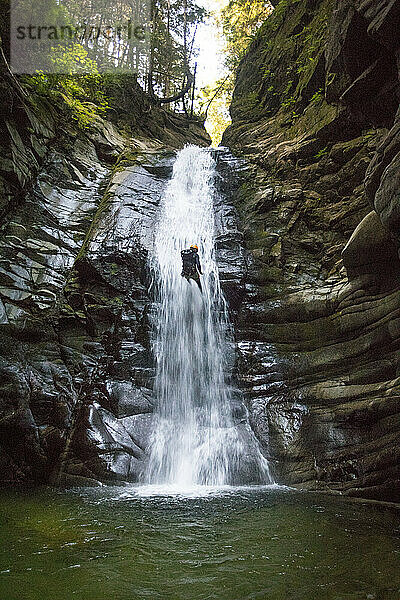 Mutiger Mann seilt sich im Cypress Canyon von einem Wasserfall ab.
