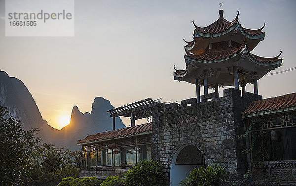 Verlassenes chinesisches Gebäude in der Nähe von Yangshuo / China