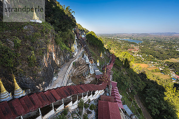 Überdachte Treppe  die vom Dorf zu den Pindaya-Höhlen führt  Pindaya  Myanmar