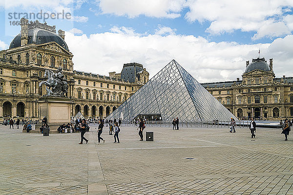 Louvre Museum in Paris im Herbst mit Besuchern vor der Glaspyramide