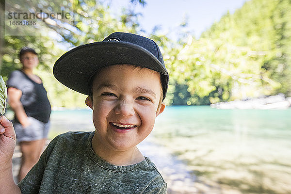 Porträt eines lächelnden Jungen am Lindeman Lake.