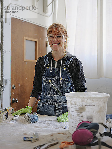 Porträt einer professionellen Bildhauerin in ihrem Atelier.