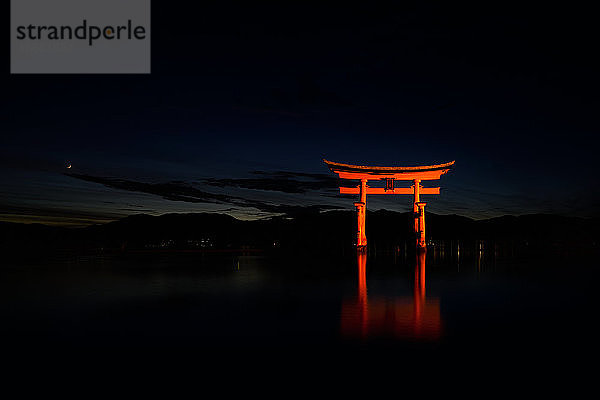 Großes Torii von Miyajima bei Nacht  in der Nähe von Hiroshima  Japan
